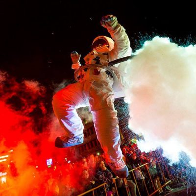 spectacle de rue astronautes