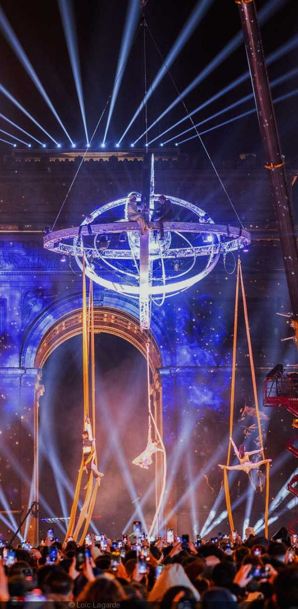 spectacle de rue Galileo jeux olympiques Célébration nocturne avec des lumières, devant l'arc de triomphe, jeux olympiques