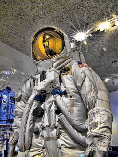 costume astronaute de rue Astronaute en combinaison spatiale, exposé dans un musée futuriste.