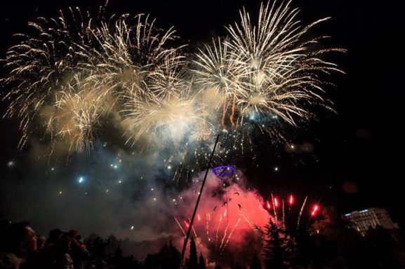 feu d'artifice Feux d'artifice éclatants illuminant le ciel nocturne avec des couleurs vives.