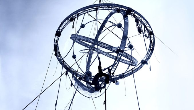 sphère armillaire, planetarium Structure circulaire suspendue, équipée de câbles et éléments technologiques.