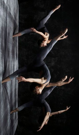 danse pendulaire Danseurs en noir, exécutant une série de mouvements gracieux en synchronisation.