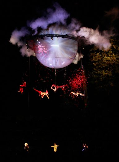 structure le grand Mire Représentation lumineuse avec un globe et des silhouettes d'animaux colorées en arrière-plan.