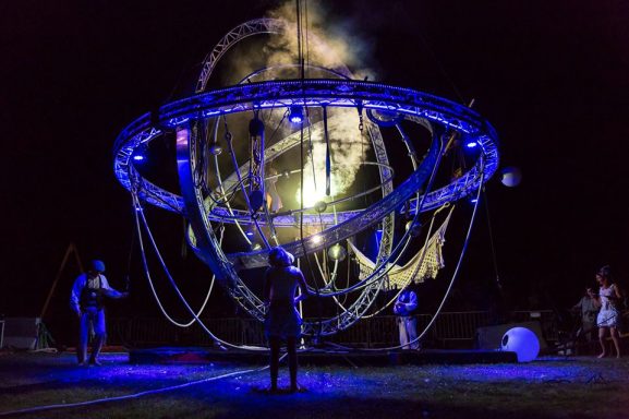 effet de scène Galileo Installation lumineuse artistique avec des figures humaines sous un ciel nocturne.