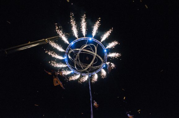 Final pyrotechnique Fusée de feu d'artifice en forme de cercle avec étincelles brillantes sur fond noir.