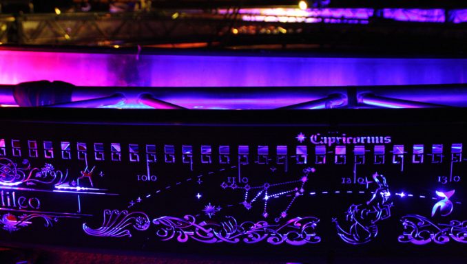 décor sculpté lumineux Clavier rétroéclairé avec motifs artistiques et lumières colorées.