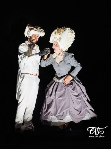 art de rue comediens Deux artistes en costumes historiques, l'un en blanc et l'autre en robe grise.