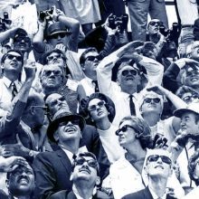 spectacle apollo11 Groupe de personnes en costume regardant vers le ciel, lunettes de soleil sur le visage.