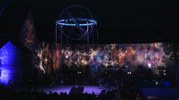 décor projection lummineuse Scène nocturne avec des projections lumineuses sur un bâtiment historique.