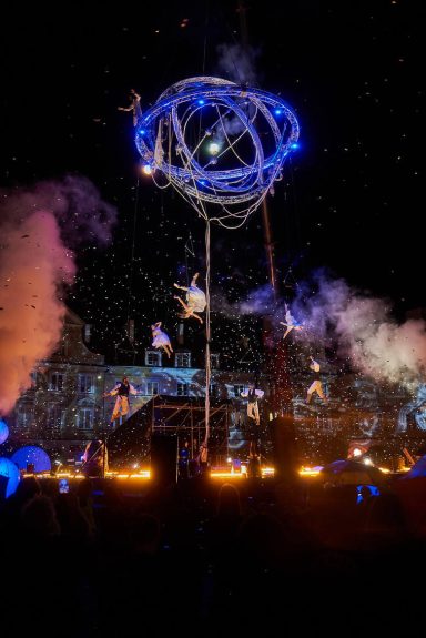 décor spectacle de rue Installation artistique nocturne avec des effets de lumière et de la pyrotechnie.