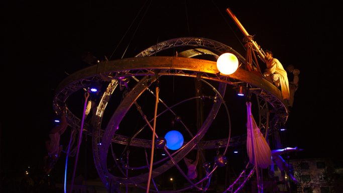 histoire de galilé au theâtre Système solaire stylisé avec planètes colorées et éclairage nocturne.