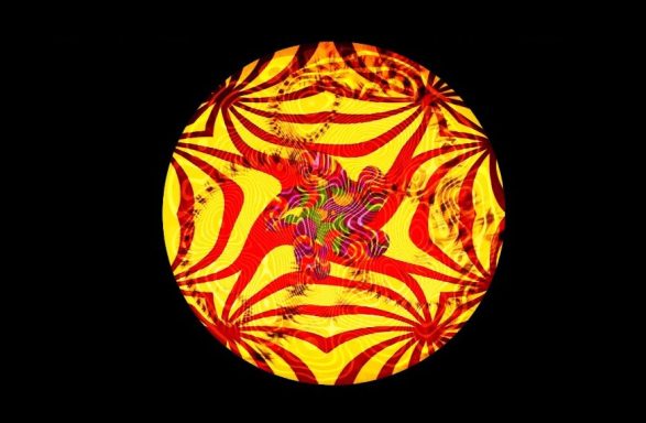 mapping decor Boule décorée de motifs rouges et jaunes sur fond noir.