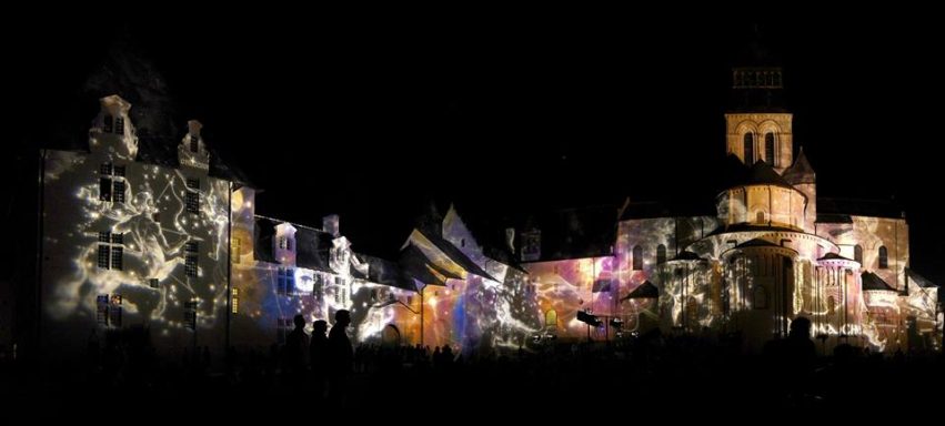 projection video monumentales Illumination artistique d'une vieille forteresse avec des couleurs vives sur les murs.