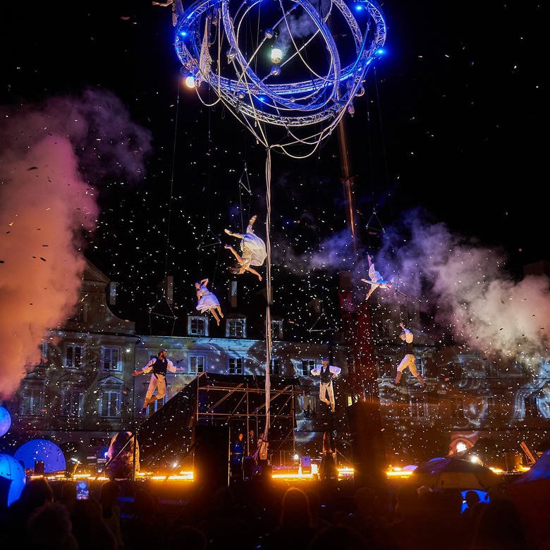 grand spectacle lumineux Spectacle nocturne avec des artistes en spectacle, effets de lumière et feux d'artifice.