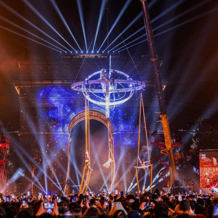 spectacle devant arc de triomphe Paris 2024 spectacle champs Elysées paris 2024 jeux olympiques