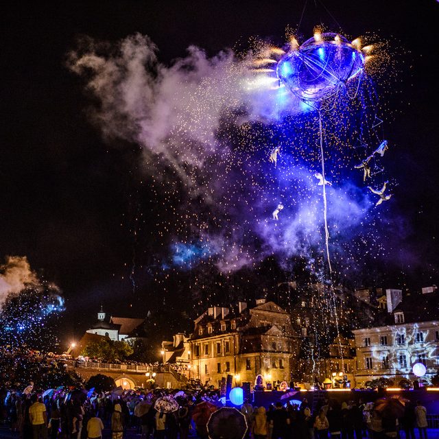 Galileo spectacle de rue Spectacle nocturne avec feux d'artifice et foule illuminée.