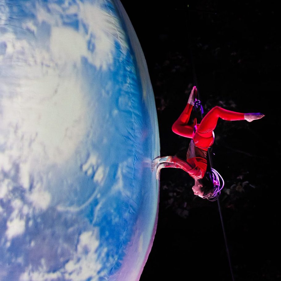 LE Grand Mire danse aerienne Un grimpeur en tenue spatiale s'accroche à une sphère représentant la Terre.
danse pendulaire